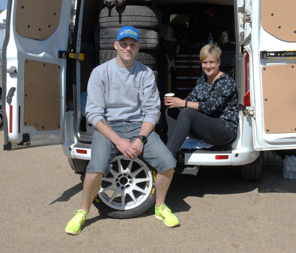 Rasmus Sørensen og Heidi Knudsen startede dagen med rekognoscering og notekørsel på rallyets tre prøvestrækninger efterfulgt af en kaffepause
(Foto: MD, specialpress@gmail.com - autoMOTIV)